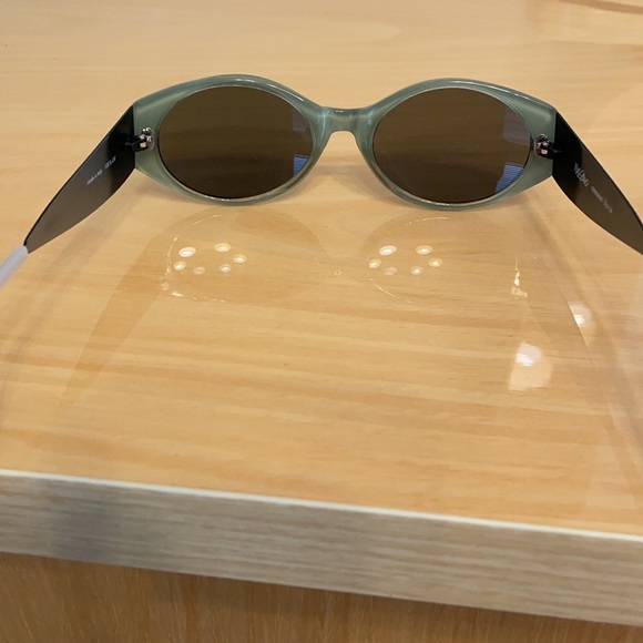 Mossimo Stingray 100% UV White Frame Sunglasses - Picture 5 of 9